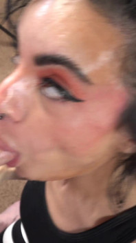 Dacey Belle смокче член у штанях для йоги