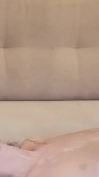 Bissexual sexo a três. uma milf sexy lambe o marido e as bolas do amante. Ep 30832