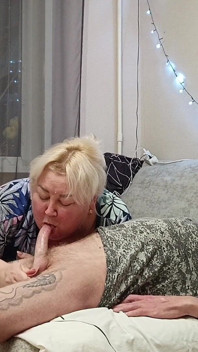 Mama vitregă înghite spermă după o muie profundă