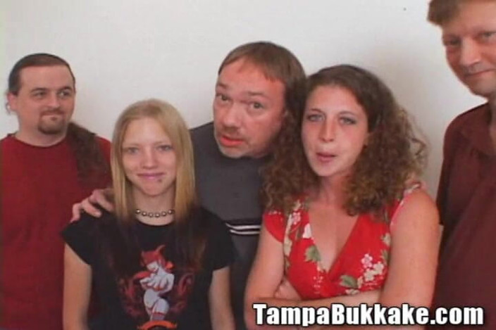 Tampa Bukkake: Twee universiteitsmeisjes ruilen sperma gangbang kleine tieten teef neukte slaapkamerbabes