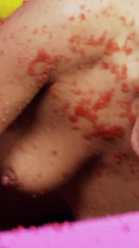 Sexy e calda giocano con i loro corpi in piscina