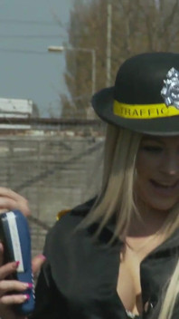Chelsea Sax och Cindy Behr ger ut parkeringsbiljetter och avsugningar
