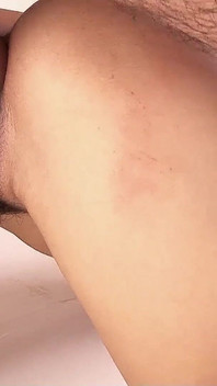 Большой японский хуй трахает возбужденную тинку в волосатую киску