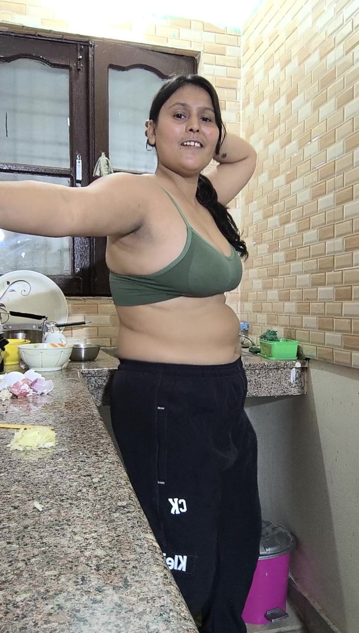 Puja555: Пуджа Бхабхі готує на кухні, повні розваги