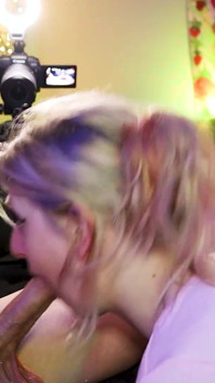 Blonde Bimbo Zuigt Lul En Krijgt Sperma in Het Gezicht