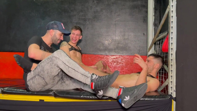 BAREBACK PARTY AT ATTACK MADRID: The Twink Alec Loob làm tình thô một cậu bé...