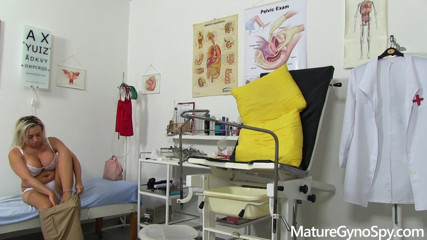Mature Gyno Spy: Cam-opname van natuurlijk grote rondborstige stiefmoeder gyno-examen