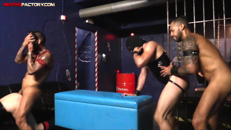 Macho factory: Zwei hungrige tops zerstören jeden arsch, der ihren weg im...