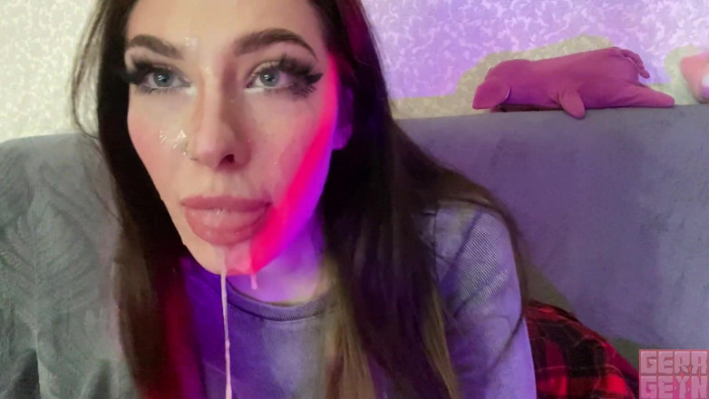 Gera Geyn Studio: L'arrapante ragazza e-girl ama succhiare grandi cazzi e videogiochi