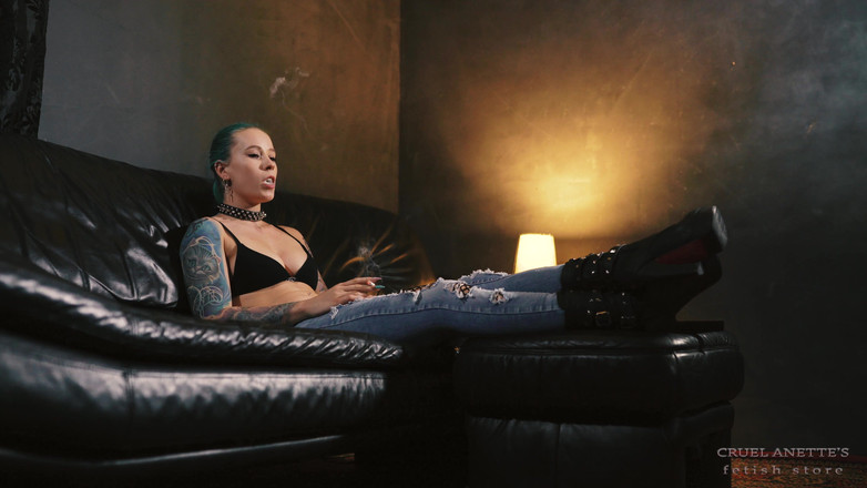 Cruel Anettes fetish world: Anette Smokes dalam seluar jeans dan but 4K