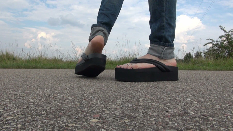 Heelex: Crossdresser dengan kaki seksi berkelip zakar