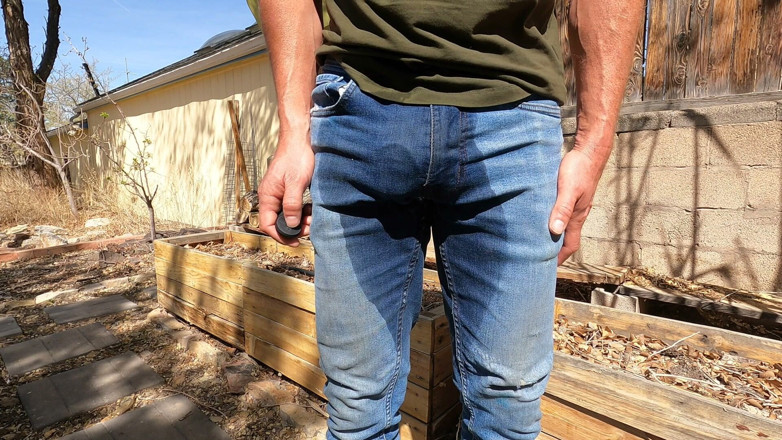Lapetus: Membasahi seluar jeans saya dan mengusik zakar saya dengan alat...