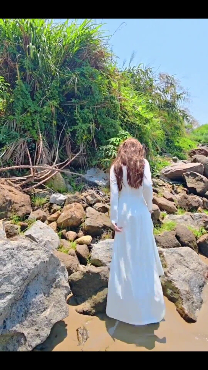 Suriokawa: Scopata veloce con Ao Dai nella grossa banana in spiaggia -...