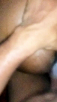 Finger hennes rumpa innan den fistar medan hon knullar hennes fitta