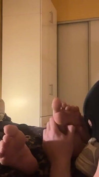 Saya Menikmati Urutan Kaki Dan Dia Menghidu Kasut Saya