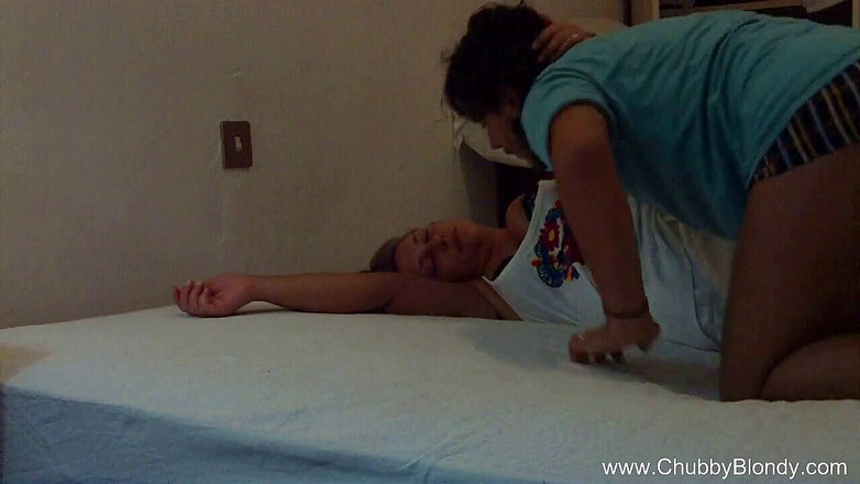 Chubby Blondy: ぽっちゃりふしだらな女からの自家製フェラチオ