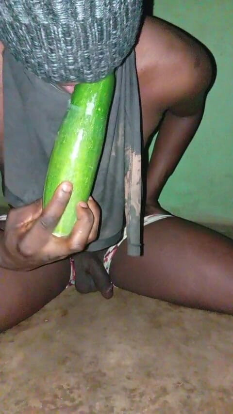 Badman4606: Cynthia sangat baik menghisap zakar hitam saya