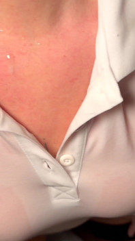 Mulher de negócios séria em camisa polo branca e roupa de escritório tendo banho Fun_short - Projectfundiary