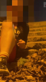 Amatérský chlapec ve fotbalovém vybavení se přistihl, jak se smáčí na ulici