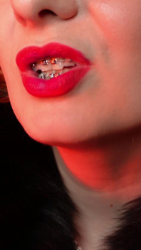 Video fetish lipstik - lady in fur close up
