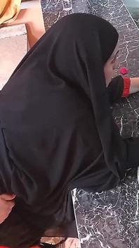Futând-o pe mama mea vitregă în voală hijab în bucătărie
