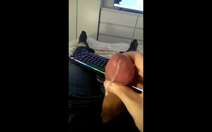 Ryan Roosevelt: Quick Wank and Cum in My Jeans While Gaming