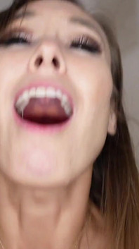 Sexy asijská nevlastní máma vás přistihne při sledování porna