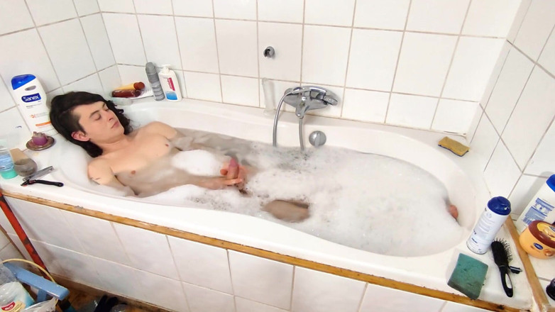 Sara B: Rauchen und wichsen in meiner badewanne