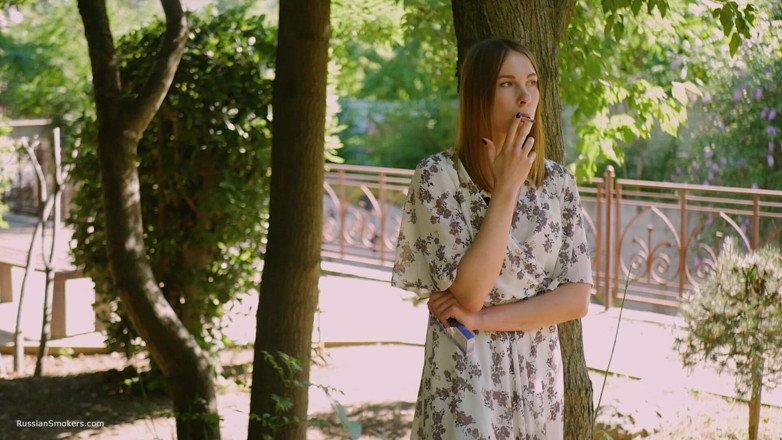 Russian Smokers: Evgeniya sta fumando una sigaretta forte da 120 mm