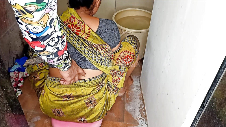 Sexy Komal: Während sie komal kleidung wäscht, nahm sie den schwanz ihres...