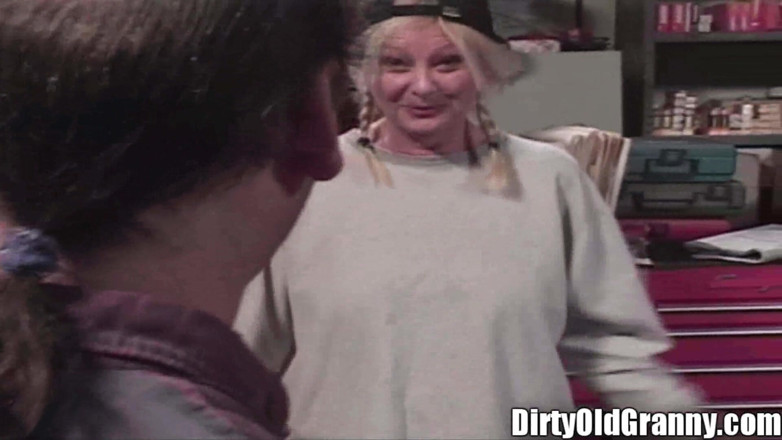 Dirty Old Granny: Oma zöpfe fettes gesicht fickt absoluten verlierer schwanz in ihrem...