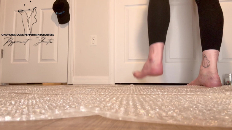 Peppermint Giantess: Dea scoppiante avvolta dalla bolla taglia 16 piedi