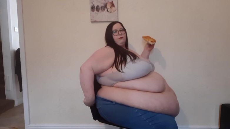 SSBBWLadyBrads: SSBBW pizza stuffing on office chair