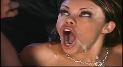 Perfect Porno: O mamă sexy suculentă este futută de 3 pule