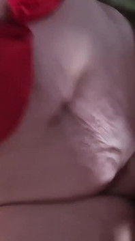 Prsatá zralá chlupatá kundička oprstěná a ošukaná s výstřikem