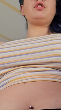 구멍 스트레칭 수업에서 Domme 끝을 방해 : 성별없는 POV 스트랩 온 구멍 스트레칭
