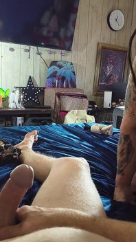 Cewek sange ini nyepong cowok ini sampai dia crot di dalam memekmu yang terbaik
