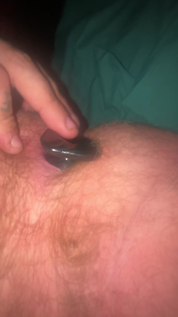 Bigwhitecock: Je m’étire le cul avec un plug anal