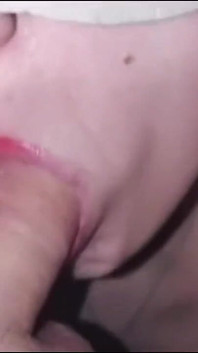 Wunderschöner sinnlicher blowjob von einer nachbarin in der toilette
