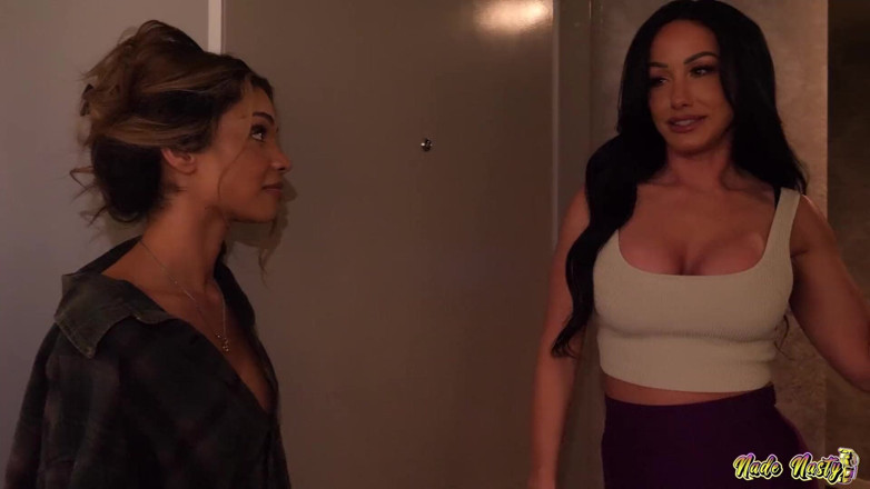 Nasty Sluts Studios: Kinky Trio com Jennifer White e Ava Amira