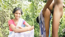 Una chica estaba sola en su plantación cuando un extraño la miró y luego se acercaron y le pidió el coño debido a follar