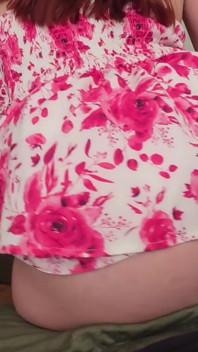 アマチュアの赤毛女子のドレス姿ラップダンス