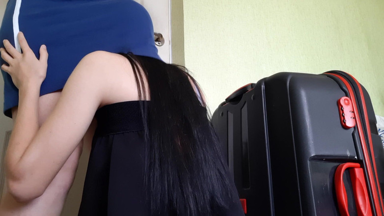 Lesbian-illusion: 私のふしだらな義理の娘は私のスカートの下に潜り込み、夫が仕事中に私をオーガズムに連れて行きました