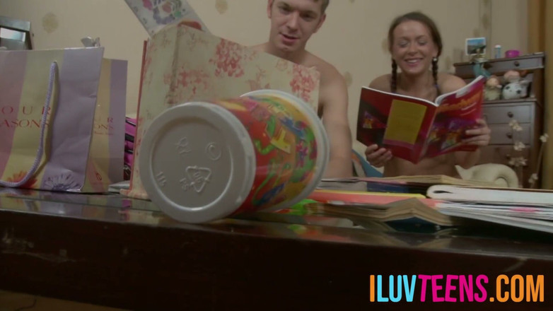 Iluvteens: Joven semental rociando la encantadora cara de su amigo con...