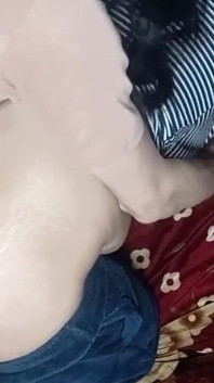 Netu sokaktan bir adamla sikişti ve Pencap Hind'de edepsizce konuşarak ve yüksek sesle inleyerek hızlı domaltmalı anal seks yapıyor