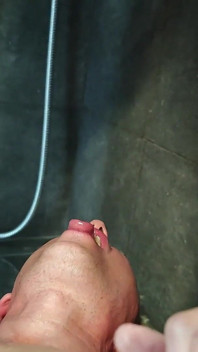 女主人和主人撒尿在他们的奴隶身上并进入他的嘴里，然后他必须彻底吮吸。