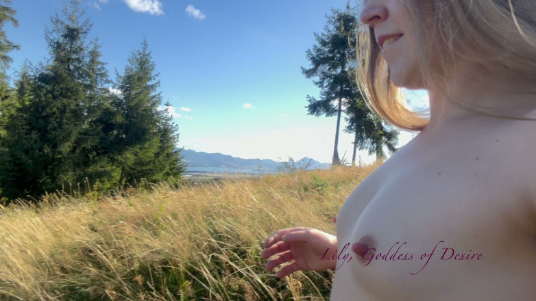 Lily, Goddess of Desire: Une promenade en montagne sans chemisier ni soutien-gorge