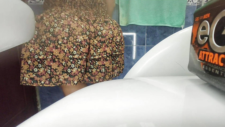 Katrina4deluxe: Женщина обнаруживает камеру в публичной ванной, записывает ее писсинг