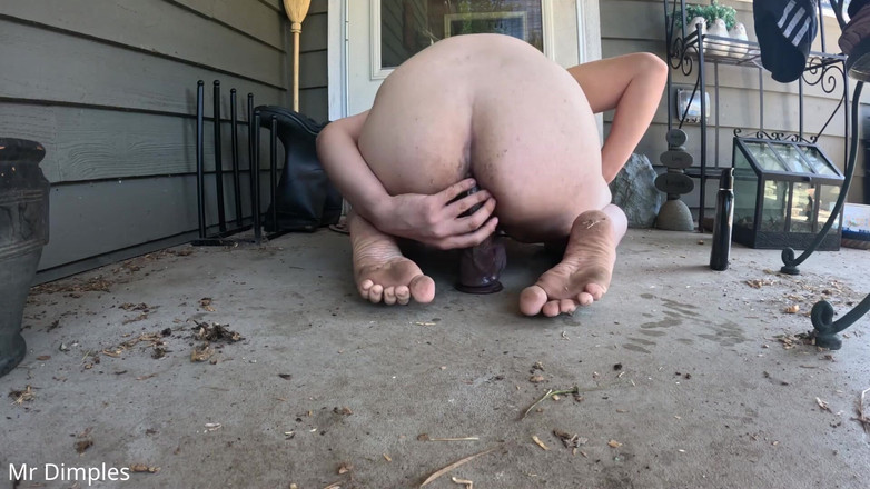 Mr Dimples: BBCディルドで外で自分を犯す!