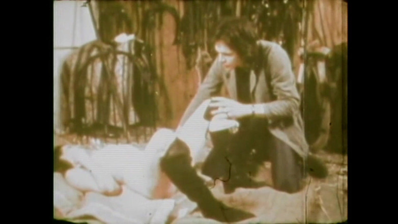 Vintage megastore: 物乞いと一緒にいる痩せた女性